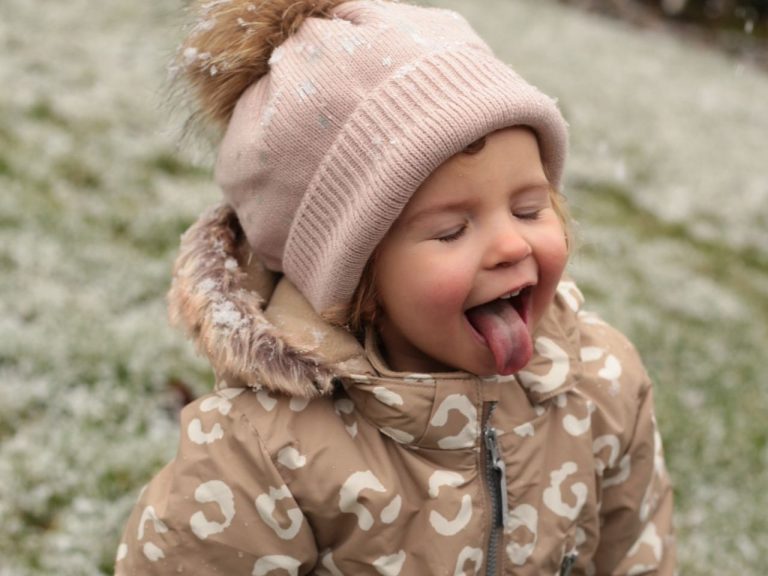 Kind im Schnee, Schneeflocken, Fotografin aus Grevenbroich, Neuss, Jüchen